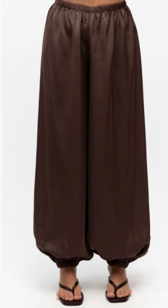White closet balloon pants chocolate