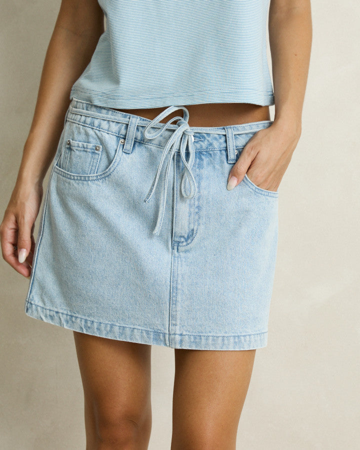 CHARLIE LOW RISE MINI SKIRT light wash